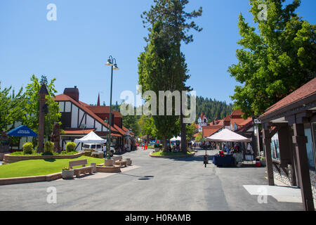 Lake Arrowhead, USA - 16 août 2015 : Lake Arrowhead village principal salon par une chaude journée d'été Banque D'Images