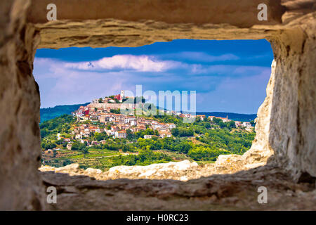 Ville de Motovun sur la colline pittoresque de l'Istrie en Croatie, de fenêtre en pierre Banque D'Images