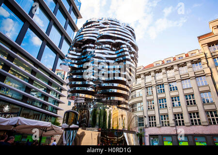 Statue de Franz Kafka, le dernier travail de l'artiste David Cerny est situé au cour du centre commercial Quadrio (métro Narodni, tr Banque D'Images