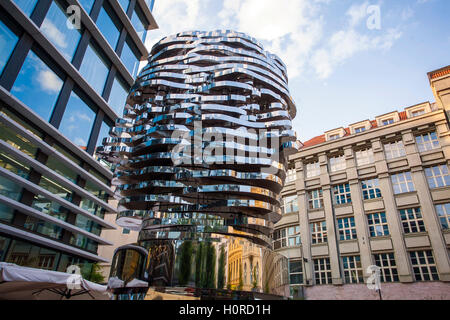 Statue de Franz Kafka, le dernier travail de l'artiste David Cerny est situé au cour du centre commercial Quadrio (métro Narodni, tr Banque D'Images