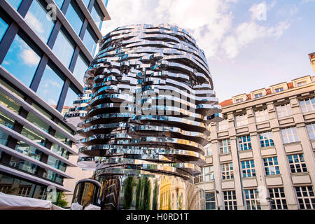 Statue de Franz Kafka, le dernier travail de l'artiste David Cerny est situé au cour du centre commercial Quadrio (métro Narodni, tr Banque D'Images