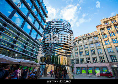 Statue de Franz Kafka, le dernier travail de l'artiste David Cerny est situé au cour du centre commercial Quadrio (métro Narodni, tr Banque D'Images