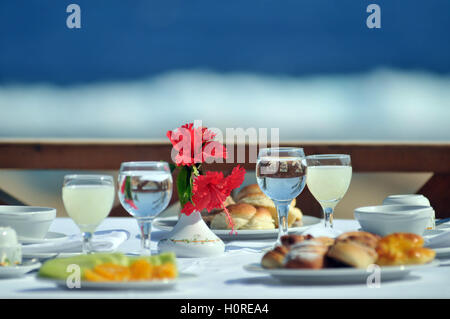Le petit-déjeuner sur la plage en bord de mer Rouge, à Marsa Alam, Egypte Banque D'Images
