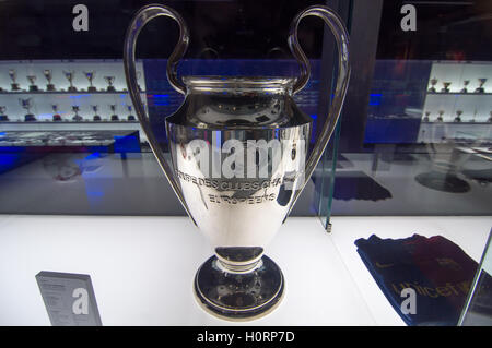 Barcelone - le 22 septembre 2014 : Ligue des Champions de football en musée. UEFA Cup - Trophée décerné chaque année par l'UEFA. Banque D'Images