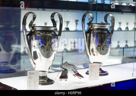 Barcelone - le 22 septembre 2014 : Ligue des Champions de football en musée. UEFA Cup - Trophée décerné chaque année par l'UEFA. Banque D'Images