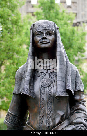 Canterbury, Kent, UK. Statue en bronze Bronze (S R Melton ; 2005) de Bertha, reine de Kent, à Lady Vert Woottons Banque D'Images