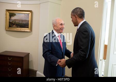 Le président américain Barack Obama salue le président israélien Shimon Peres à l'extérieur de la Maison Blanche Bureau Ovale le 25 juin 2014 à Washington, DC. Banque D'Images