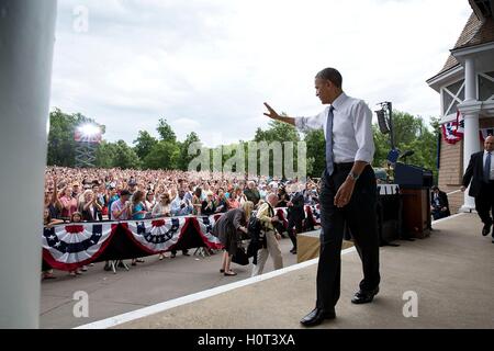 Le président des États-Unis, Barack Obama, des vagues à la foule après avoir prononcé un discours à la Lake Harriet kiosque le 27 juin 2014 à Minneapolis, Minnesota. Banque D'Images