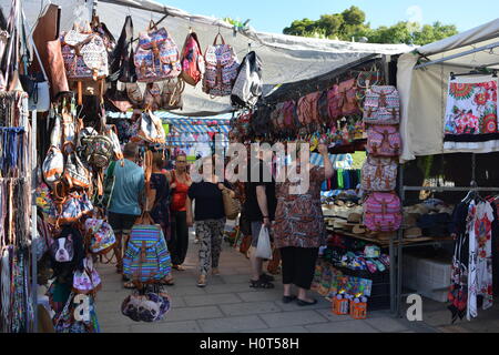 Le marché du jeudi de plein air en été. Stands vendant des chapeaux et des sacs. Javea, Espagne Banque D'Images