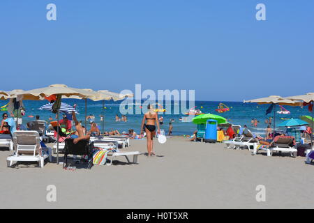 Sur la foule en été, Arenal n la ville balnéaire de Javea sur la Costa Blanca, Espagne. Banque D'Images