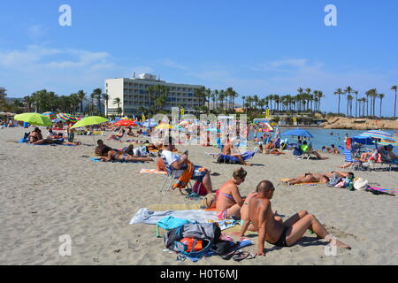 Les foules sur le Arenal en été. Plage de sable principale et le Parador, dans la ville touristique de Javea sur la Costa Blanca, Espagne. Banque D'Images