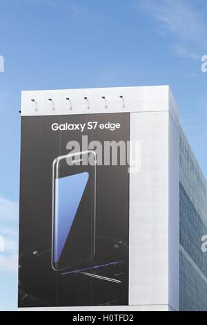 Des panneaux publicitaires pour Samsung Galaxy S7 Edge couvrant une façade d'un bâtiment à Milan, Italie Banque D'Images