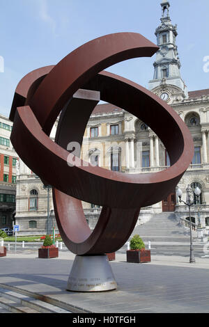 Sculpture ovoïde Alternative par Jorge Oteiza.en face de l'Hôtel de Ville Bilbao Espagne Banque D'Images