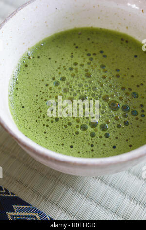 Thé vert japonais Matcha dans un bol en céramique traditionnelle ou chawan tourné avec l'accent peu profondes Banque D'Images