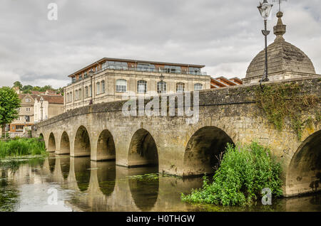 Pont sur la rivière, Bradford-on-Avon, Wiltshire, Angleterre Banque D'Images