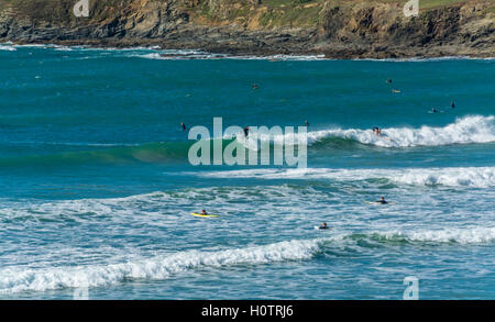 Surfer sur une vague à Polzeath en Cornouailles du Nord Banque D'Images