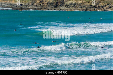 Surfer sur une vague à Polzeath en Cornouailles du Nord Banque D'Images