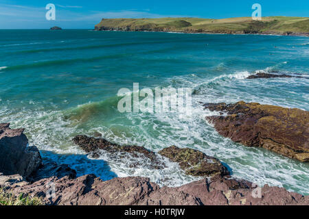 De vagues se brisant sur les rochers à Polzeath en Cornouailles du Nord Banque D'Images