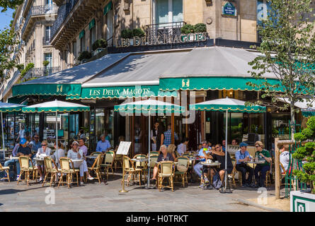 Le célèbre café Les Deux Magots, place Saint-Germain-des-Prés, Paris, France Banque D'Images