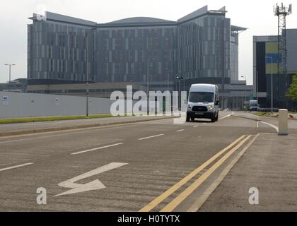 Lignes jaunes doubles à l'hôpital universitaire Queen Elizabeth de Glasgow, en Écosse, au Royaume-Uni Banque D'Images