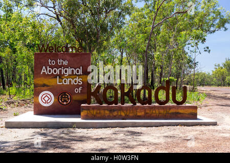 Un panneau à l'entrée de la Parc National de Kakadu, Territoire du Nord, Australie. Banque D'Images