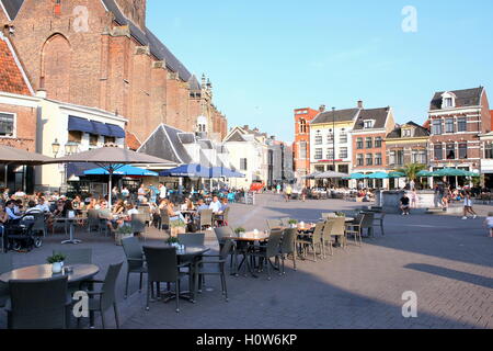 Terrasses en été sur Hof square dans le centre-ville d'Amersfoort, Utrecht, Pays-Bas Province Banque D'Images