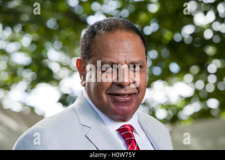 Alaa Al-Aswany, l'écrivain égyptien, et l'un des membres fondateurs du mouvement politique Kefaya, à l'Edinburgh International Book Festival. Edimbourg, Ecosse. 15 août 2016 Banque D'Images