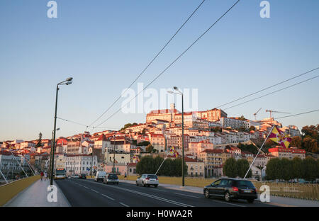 Vue sur le pont sur la rivière Mondego et de la ville de Coimbra, Portugal, au coucher du soleil. Banque D'Images