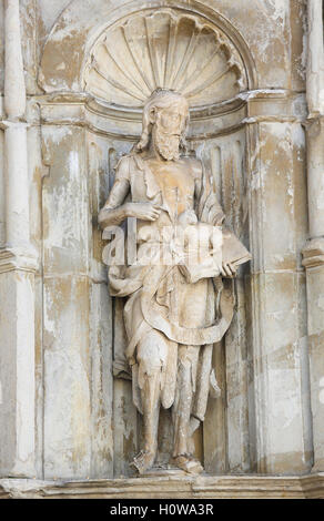 Statue de Saint Jean Baptiste dans une niche de la façade avant de la vieille cathédrale de Coimbra, Portugal Banque D'Images