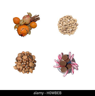 Les oranges de Noël et des bâtons de cannelle, des tas de matières de pistaches et divers autres noix et chocolat et bonbons au caramel Banque D'Images