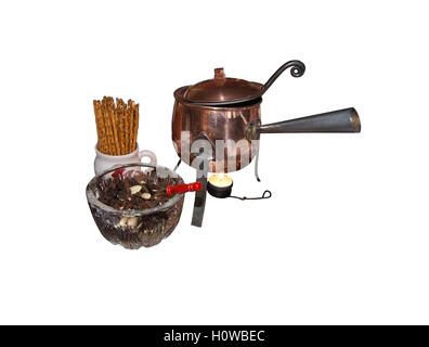 Glögg goodies de Noël gluhwine en marmite en cuivre isolé sur blanc Banque D'Images