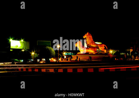 Statue de lion dans la ville de Sihanouk Ville , au Cambodge . Banque D'Images