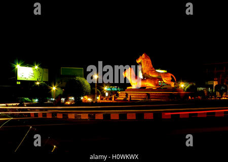 Statue de lion dans la ville de Sihanouk Ville , au Cambodge . Banque D'Images