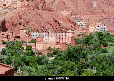 Les gorges du Dadès, au Maroc. Maisons de style moderne et traditionnel dans le village. Banque D'Images