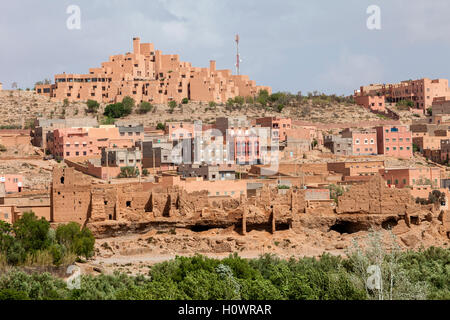 Boulmane, Maroc. Hotel Xaluca en haut, des appartements modernes au centre, avec des maisons traditionnelles abandonnées au fond. Banque D'Images