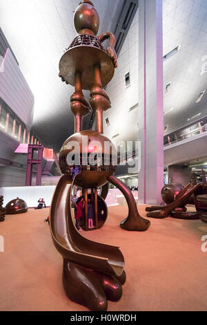 Grande sculpture et aire de jeux à l'intérieur de l'Aéroport International Hamad à Doha Qatar Banque D'Images