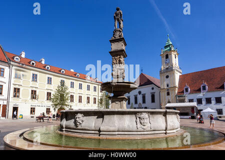 La vieille ville de Bratislava Maximilian Roland Fontaine Fontaine sur la place principale de Bratislava, Slovaquie, Europe Banque D'Images