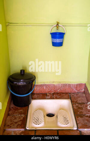 Les gorges du Dadès, au Maroc. Toilettes turques à Hotel Timzzillite, lors du sommet de la gorge. Banque D'Images