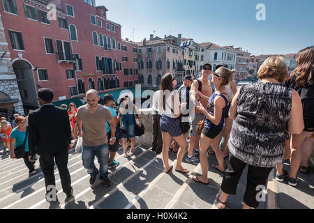 Touristes traversant le pont du Rialto sur le Grand Canal de Venise en Italie. La fin de l'été Banque D'Images