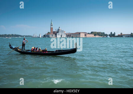 Vue sur Lagune de Venise vers l'église de S. Giorggo Maggiore sur Isola di S. Giorgio Maggiore.Gondola en premier plan tourist Banque D'Images