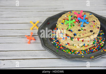 Crics de jouet ice cream sandwich cookie avec rainbow sprinkles sur plaque d'étain Banque D'Images