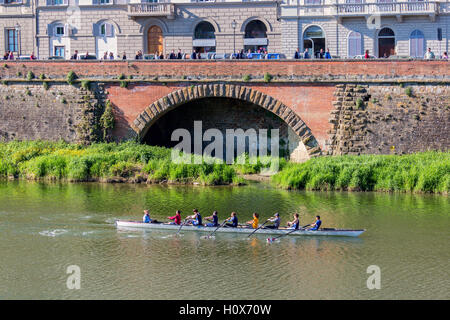 Bateau aviron pour huit personnes qui l'aviron sur la rivière Banque D'Images