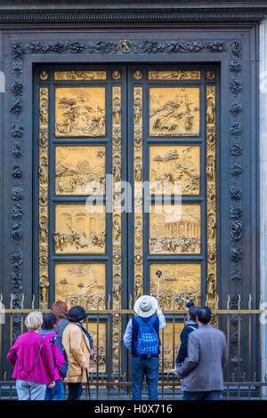 Les touristes à la recherche aux portes du paradis au Baptistère de Saint-Jean à Florence, Italie Banque D'Images