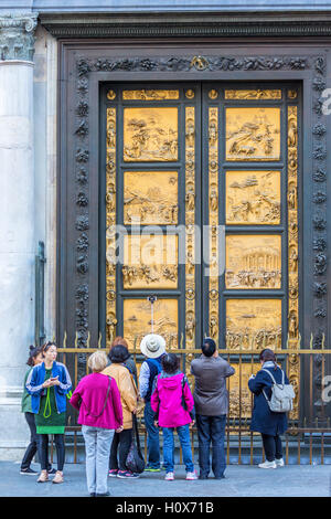 Les touristes aux portes du paradis au Baptistère de Saint-Jean à Florence, Italie Banque D'Images