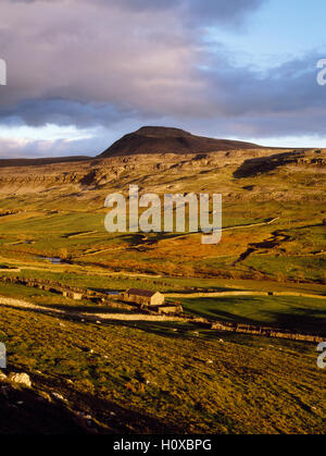 Ingleborough Hill, à l'est à travers la vallée de Doe Twisleton Fin de cicatrice. L'Angleterre à l'âge de fer le plus élevé du fortin. Banque D'Images