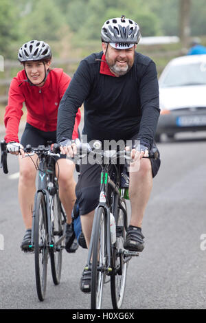 Les cyclistes passant par Suffolk Framlingham très tôt un dimanche participant au mile 115 Dynamo de Dunwich Banque D'Images