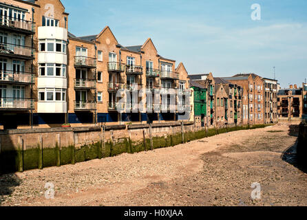 Wharf sur rive de la Tamise Londres Banque D'Images