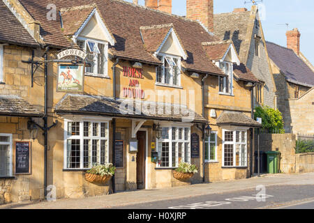 La Horse and Hound pub dans le village de Cotswold populaires de Broadway, Worcestershire, Angleterre, RU Banque D'Images