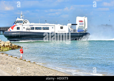 Transports publics par aéroglisseur GH-2161 'Island Flyer' arrivant à Ryde, Isle of Wight Angleterre UK avec spectateur à regarder au-delà de la plage de Ryde Pier Banque D'Images