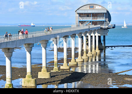 Île de Bembridge England UK blanc station de sauvetage sur la plate-forme empilée soulevées liées à terre par passerelle sur l'expédition au-delà des colonnes de béton Solent Banque D'Images